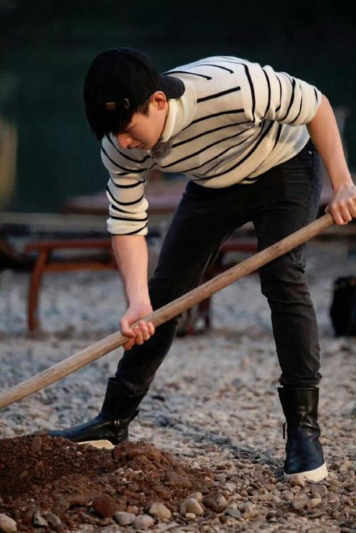 某明星拉裤子_男明星裤子里支起小帐篷_男明星帮女明星裤子