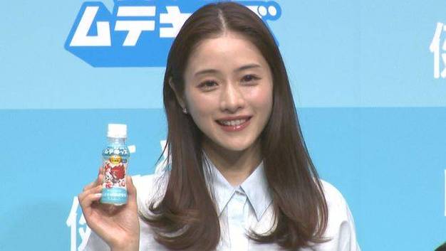 女明星当妈也狼狈？汤唯机场带娃，石原里美产后暴瘦引热议