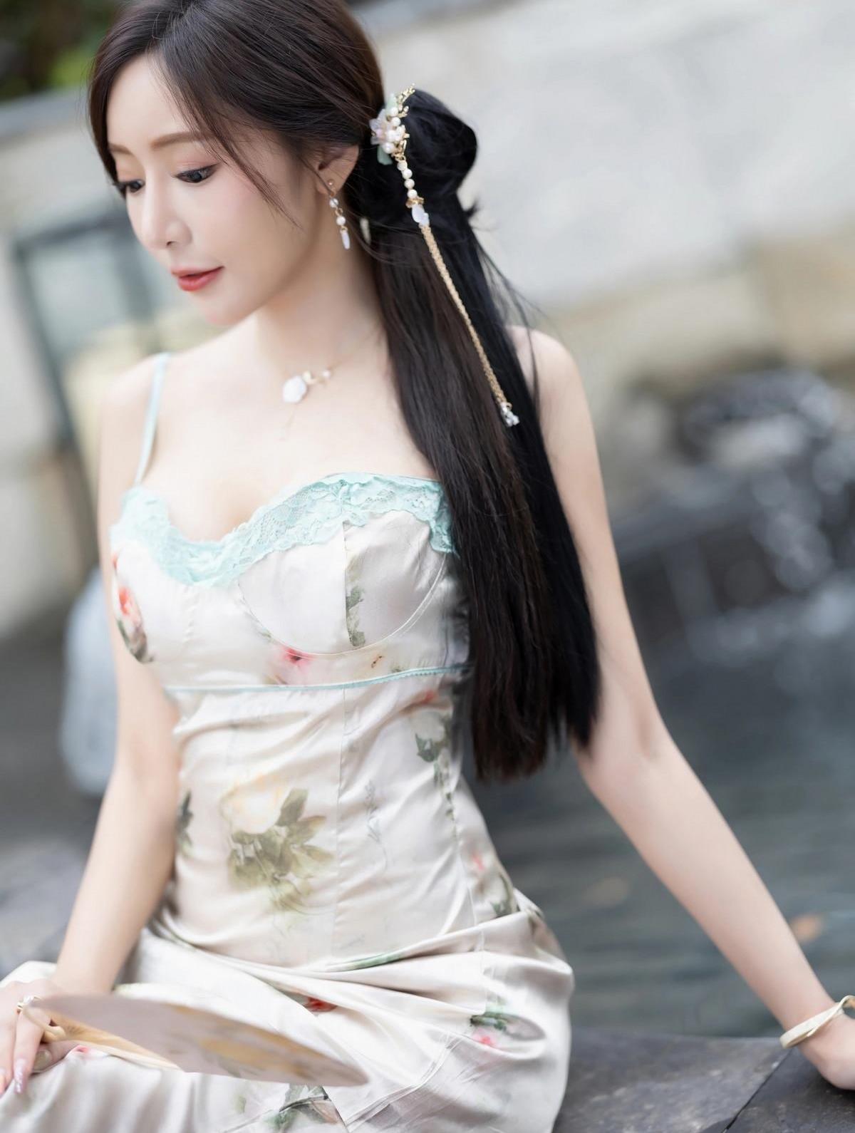 王馨瑶写真_女明星肉丝写真_古风连衣裙肉丝高跟鞋模特
