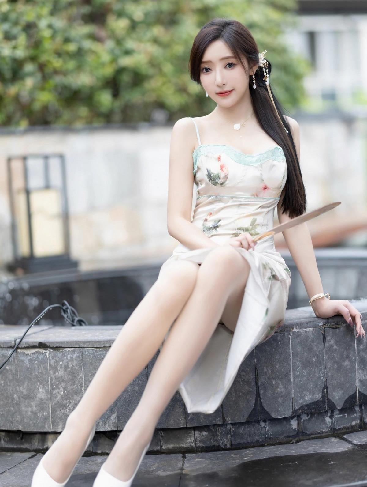 王馨瑶写真_女明星肉丝写真_古风连衣裙肉丝高跟鞋模特