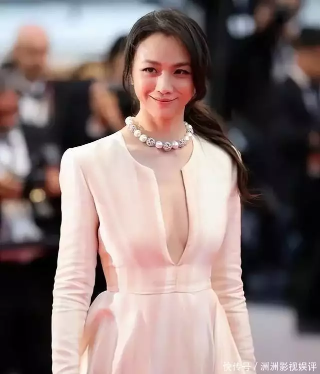 女明星低胸装争议_热依扎机场穿搭事件_女明星胸部