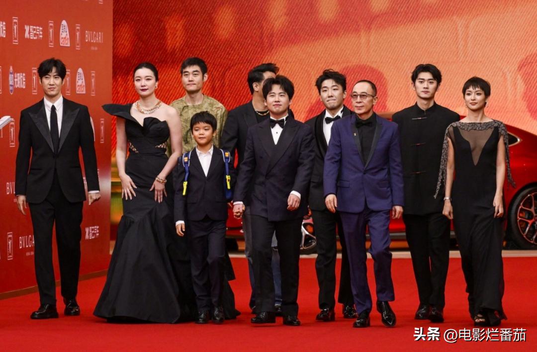 红毯造型分析_明星时尚穿搭评价_晚装女明星