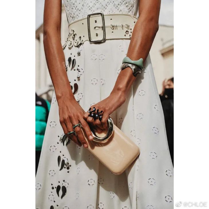 晚装女明星_女明星红毯穿搭_春季时尚趋势