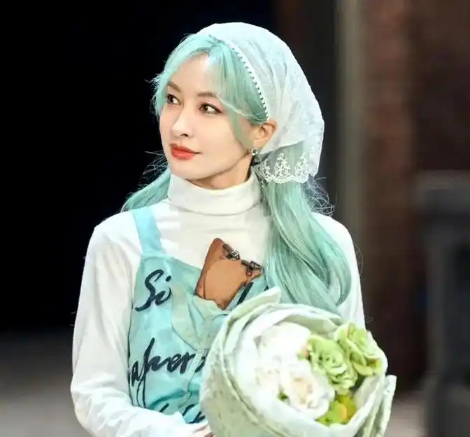 吴昕直播带货转型经历_女明星直播间_吴昕直播外国网友英语互动