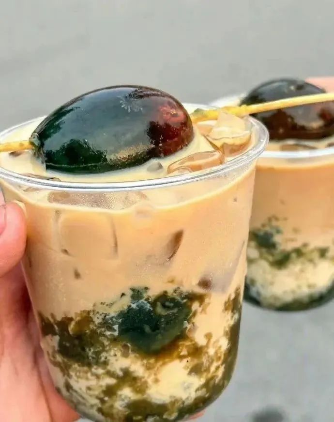 皮蛋咖啡_吃网红黑暗料理的人是谁呀,_章鱼拿铁