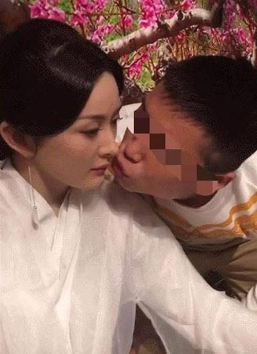 杨幂与女明星亲密互动名场面：敬业背后的女性情谊